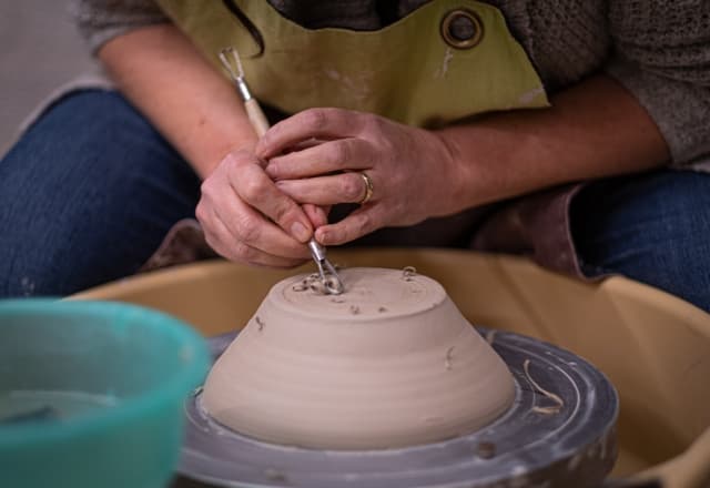 Meneer die met gereedschap bezig is
