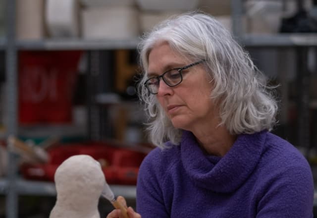 Vrouw die met keramiek bezig is