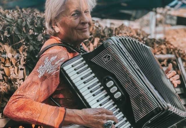 Vrouw met accordeon