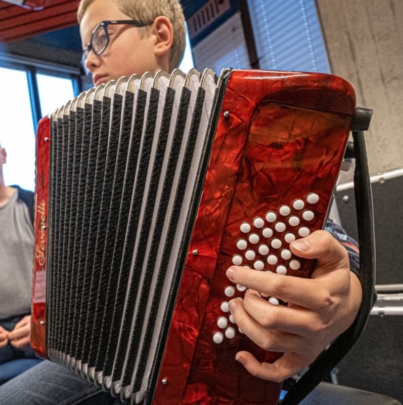 Jongetje speelt op accordeon