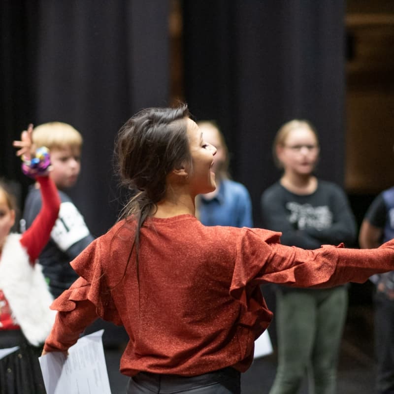 Zingen in een koor, docent die aan het zingen is