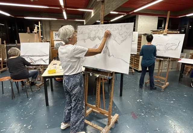 Cursisten tekenen in de les