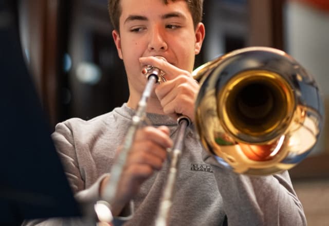 jong volwassene die trombone speel