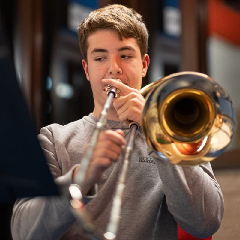 jong volwassene die trombone speel
