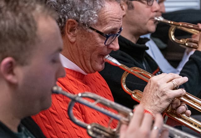 volwassen die trompet aan het spelen zijn