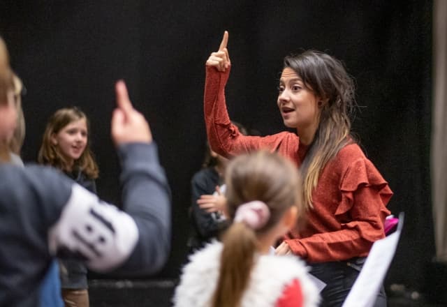 Zingen in een koor, docent die les geeft