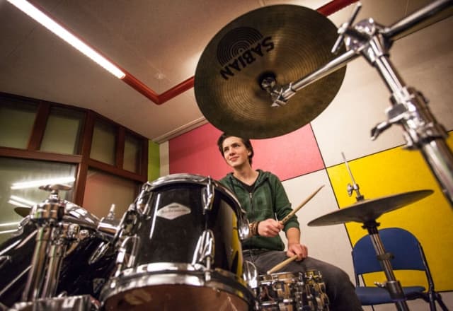 Je kunt op drumles bij De Kubus.