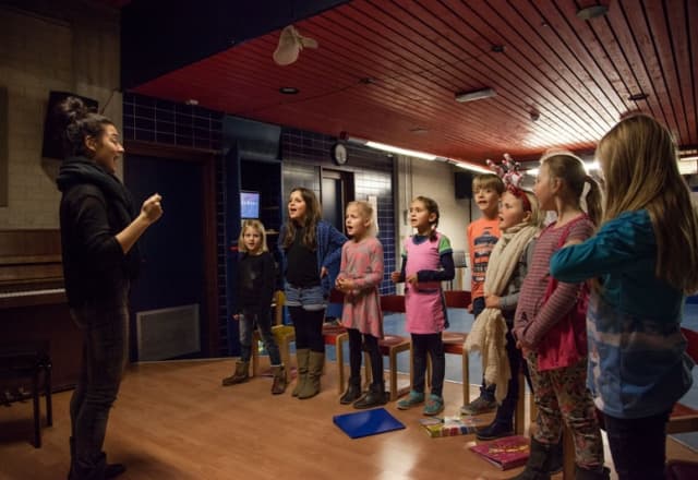 Zingen in een koor, kleine kinderen die samen zingen