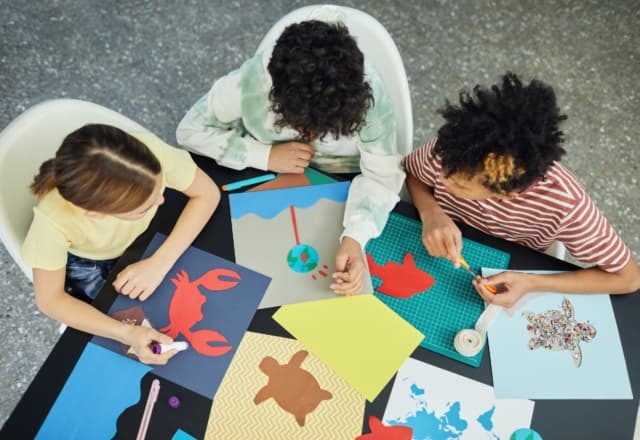 Kinderkunstklas kinderen knippen en plakken