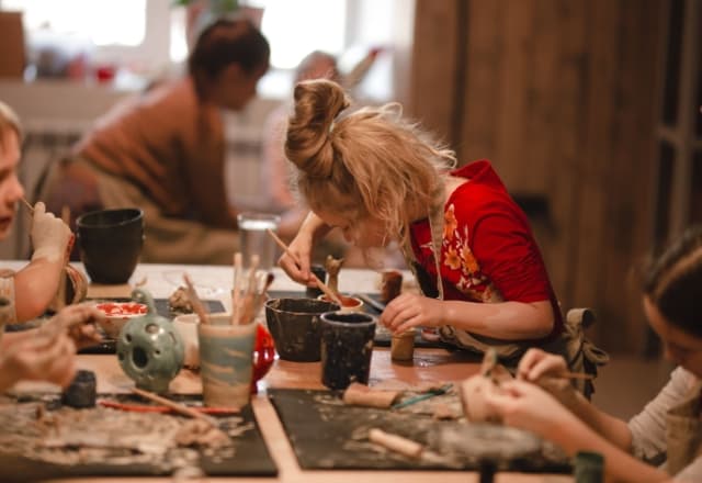 Kleiende, schilderende kinderen