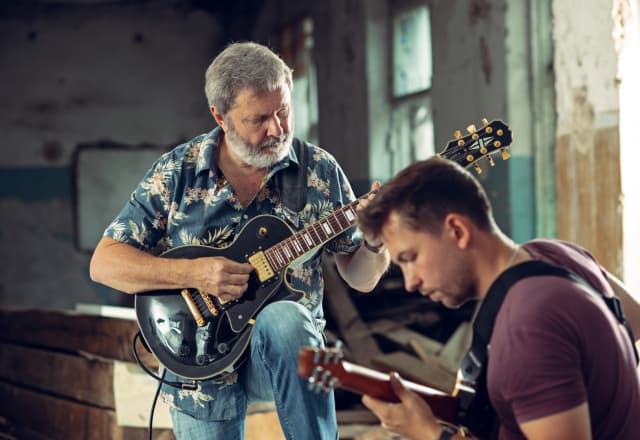 twee gitaristen maken samen muziek