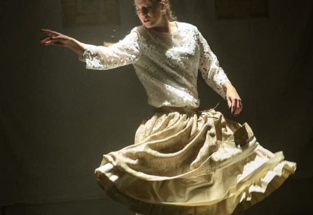 Musicaldans productiegroep dansende vrouw