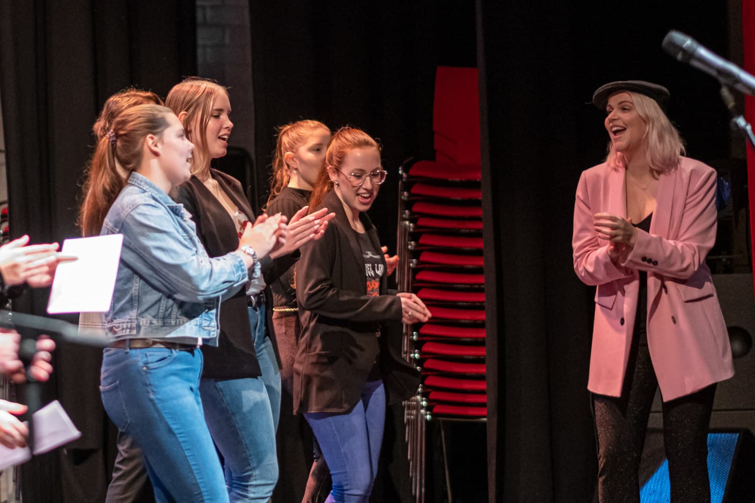 Zingen in een koor bij De Kubus in Lelystad.