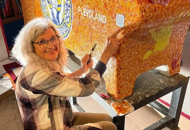 Social Sofa in De Kubus door de vrouwen van Soroptimistclub Flevoland voorzien van een prachtig en veelzeggend mozaïek.