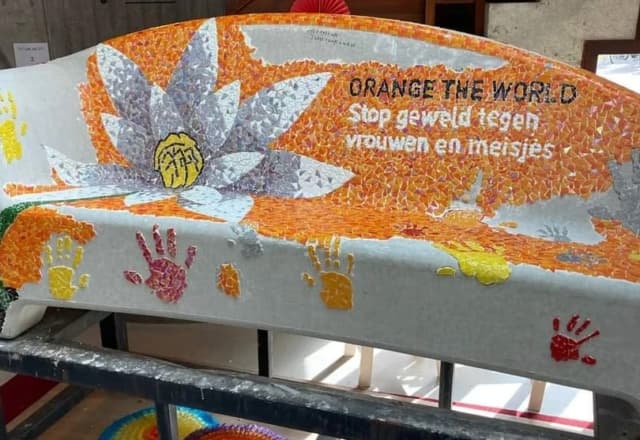 Social Sofa in De Kubus door de vrouwen van Soroptimistclub Flevoland voorzien van een prachtig en veelzeggend mozaïek.