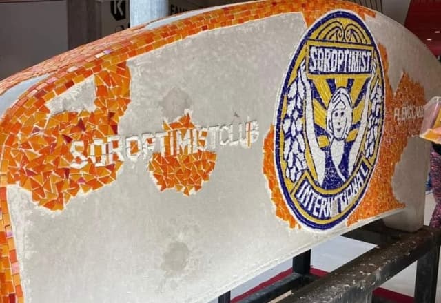 Social Sofa in De Kubus door de vrouwen van Soroptimistclub Flevoland voorzien van een prachtig en veelzeggend mozaïek.