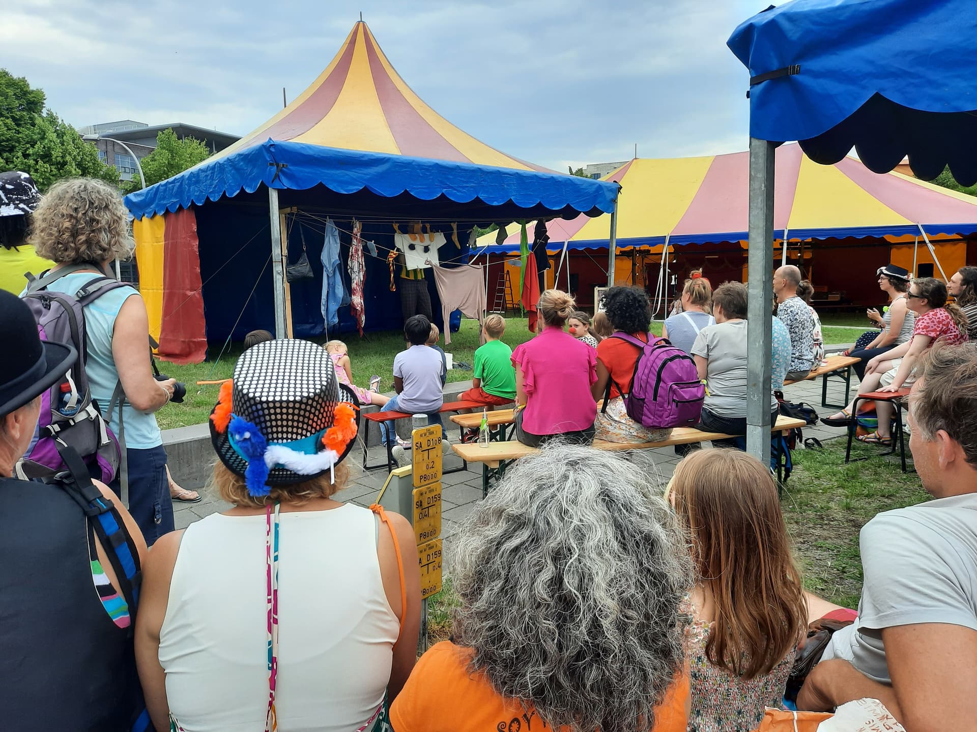 Circustent en act met publiek