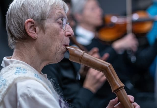 Vrouw blaasinstrument