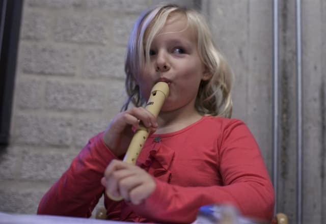 Kind speelt blokfluit