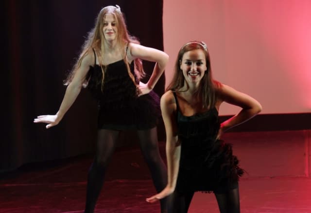 Street jazz twee dansende meisjes 2