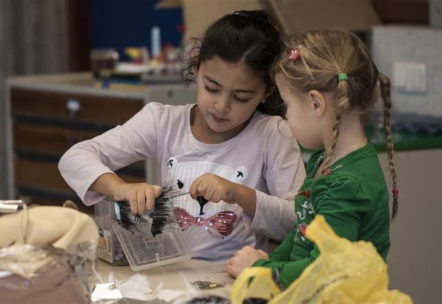 Kinderkunstklas knutselende meisjes