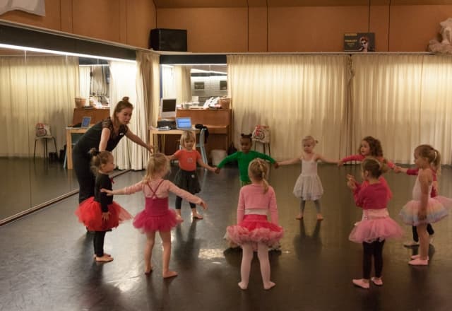 Kleuters die dansen en plezier maken