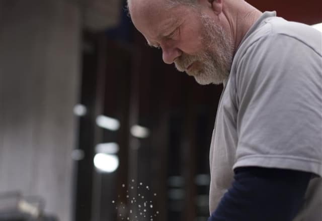 volwassen man aan het beeldhouwen