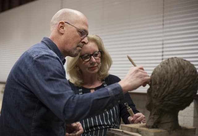 twee mensen aan het beeldhouwen zijn