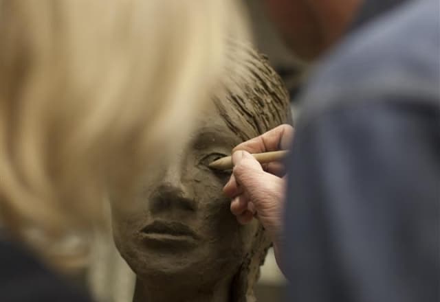 meneer aan het kleien