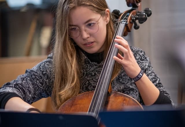 Vrouw speelt cello