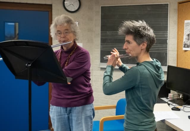 Vrouwen bespelen instrument