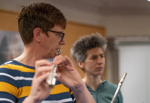 Dwarsfluit spelende vrouwen