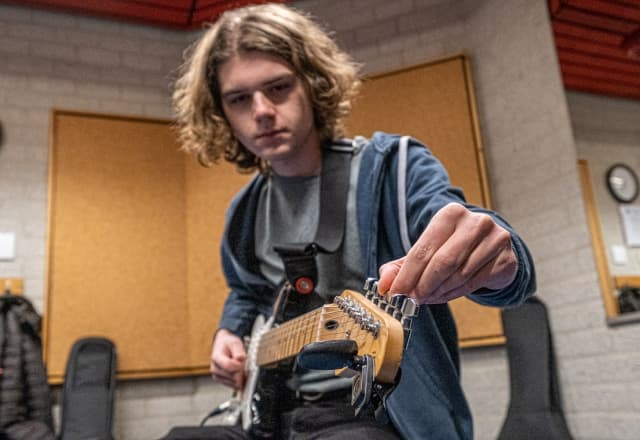 Jongen speelt basgitaar