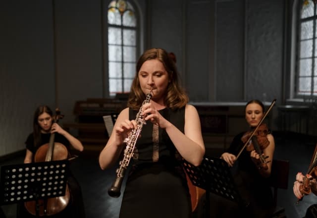 vrouw in de spotlight op een podium