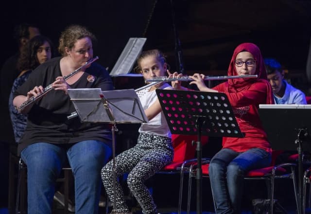 Dwarsfluit spelende kinderen