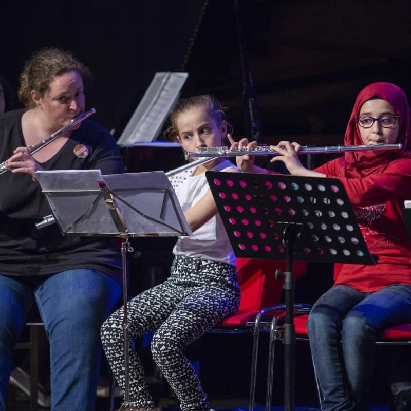 Dwarsfluit spelende kinderen