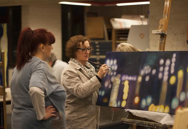 Tekenen/schilderen voor beginners & gevorderden mensen bij bord