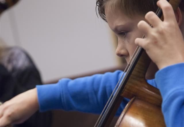 Kind speelt cello