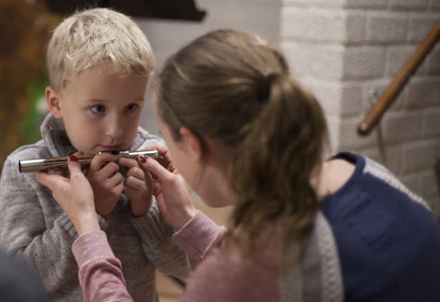 Kindje speelt dwarsfluit