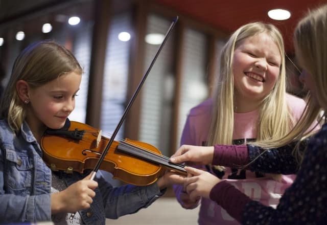 Meisjes spelen viool