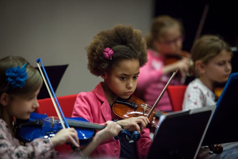 Kinderen die viool spelen
