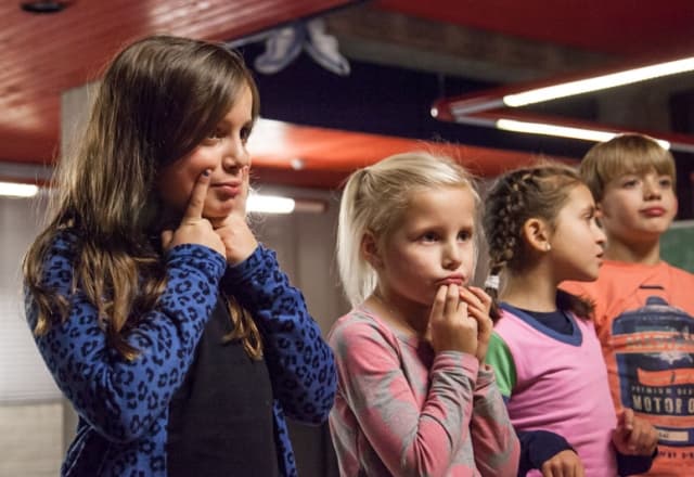 kinderen die staan te wachten