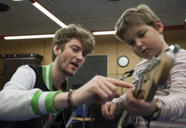 Basgitaar twee mensen