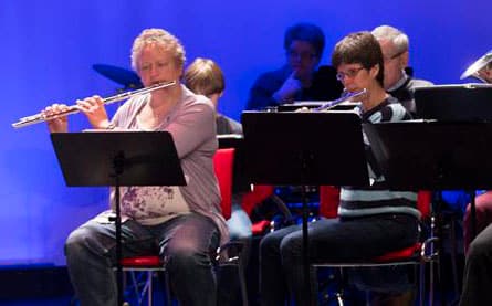 Vrouwen spelen dwarsfluit