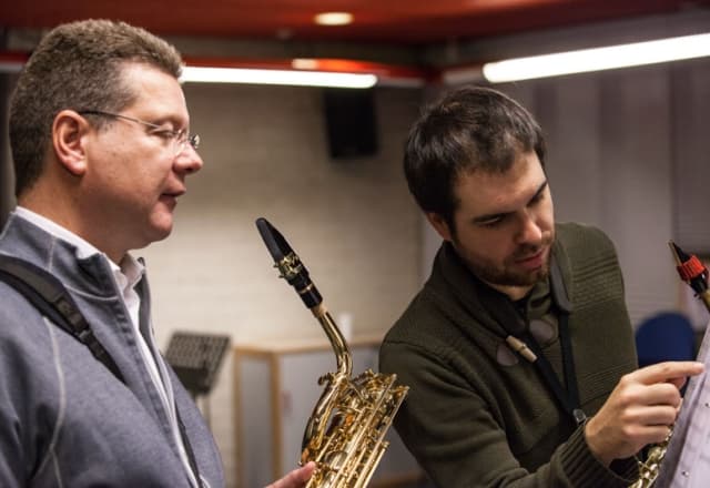 Saxofoon, docent laat noot zien