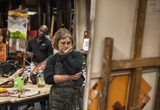 Tekenen/schilderen voor beginners & gevorderden vrouw kijkt naar doek