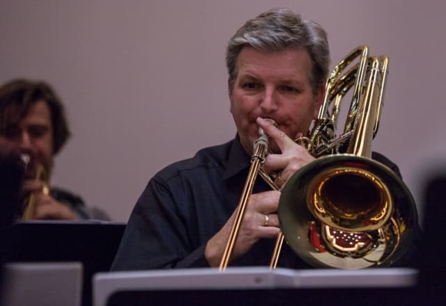 Trompet/Hoorn/Tuba/Trombone: meneer die trombone speelt