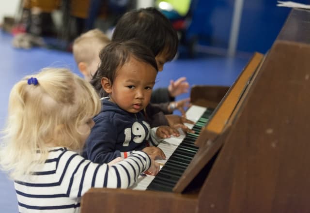 Muziek met peuters: peuters die piano aan het spelen zijn