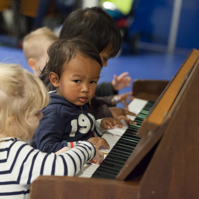 Muziek met peuters, piano spelen