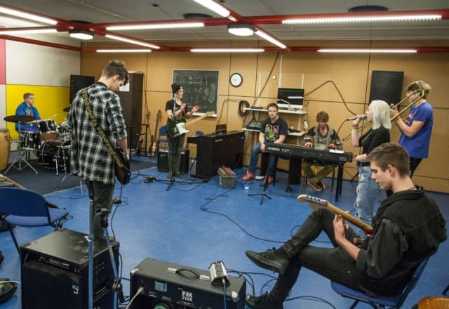 Mensen met instrumenten